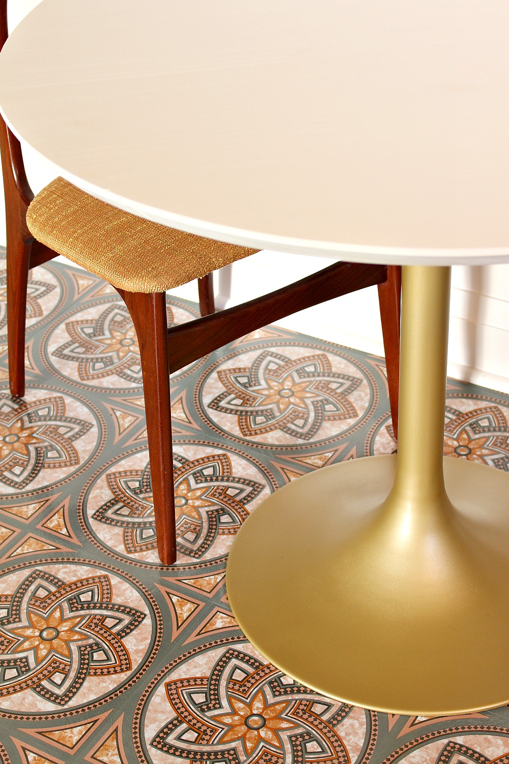 MidCentury Tulip Table Makeover Dans le Lakehouse