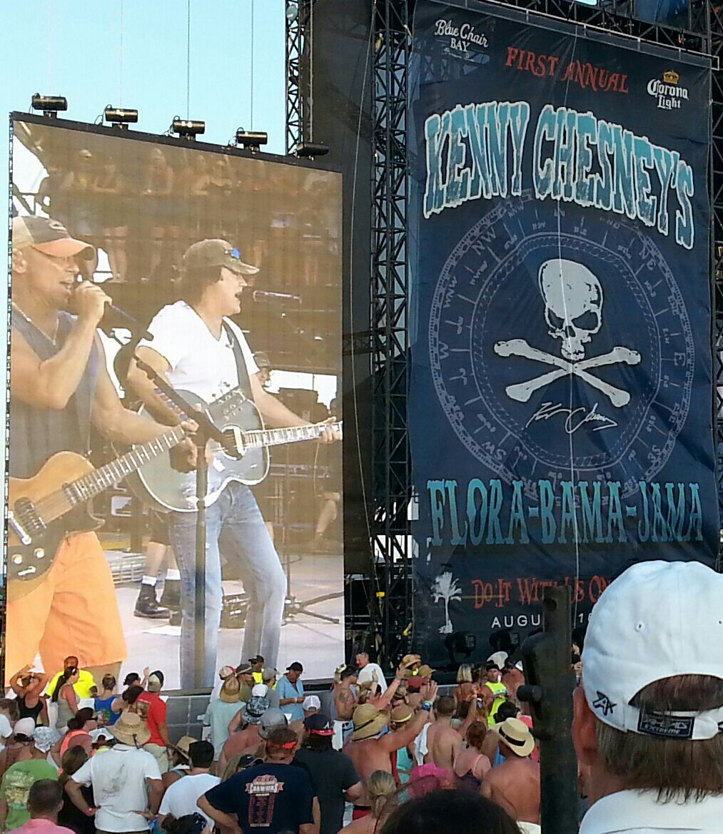 Kenny Chesney throws a FloraBamaJama David Lee Murphy