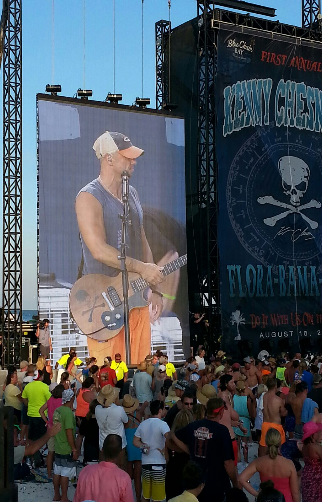 Kenny Chesney throws a FloraBamaJama David Lee Murphy
