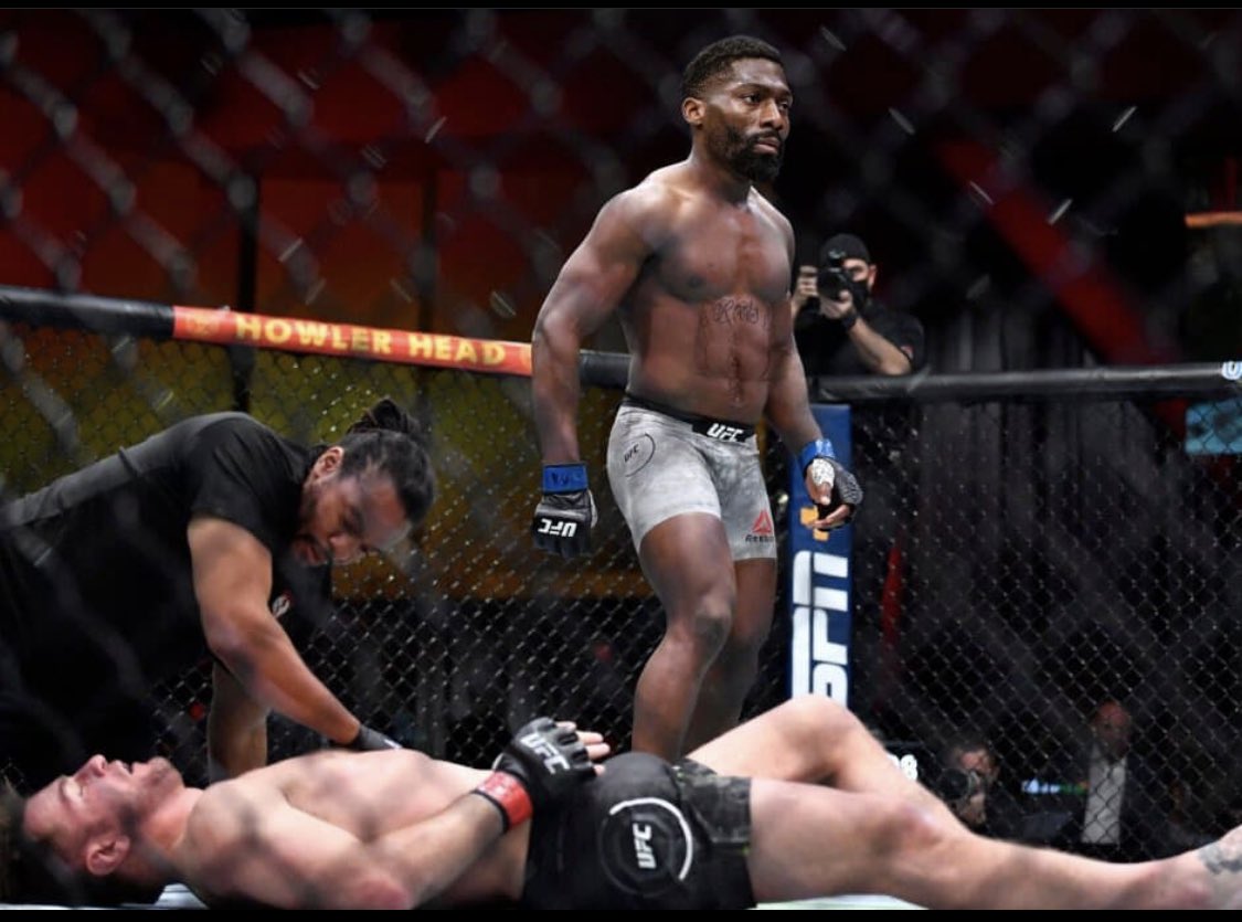 Glory’s Cédric Doumbé imponeert met een knockoutzege tijdens MMA