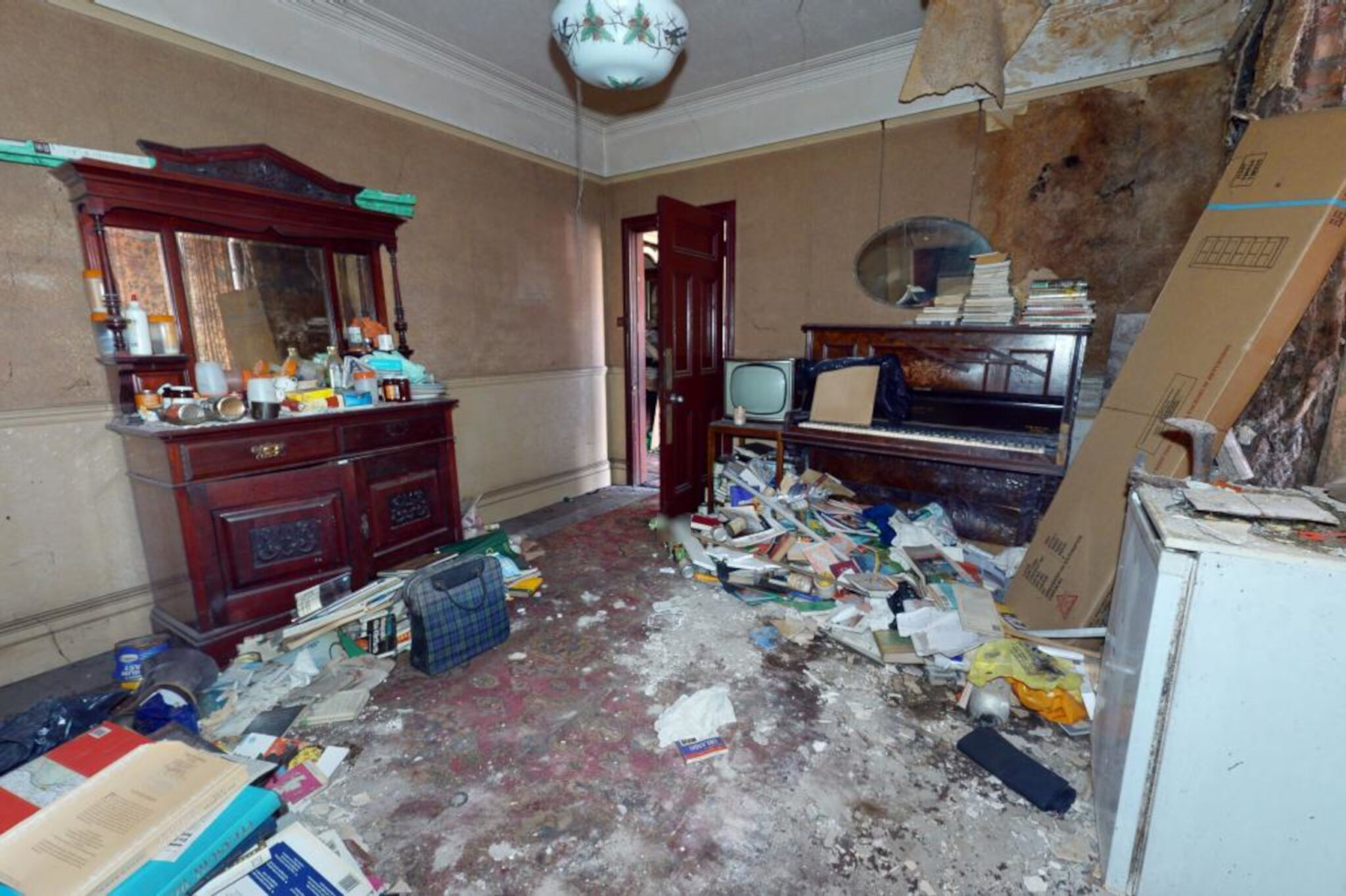 Househunters saddened by £600k abandoned house that tells lonely story