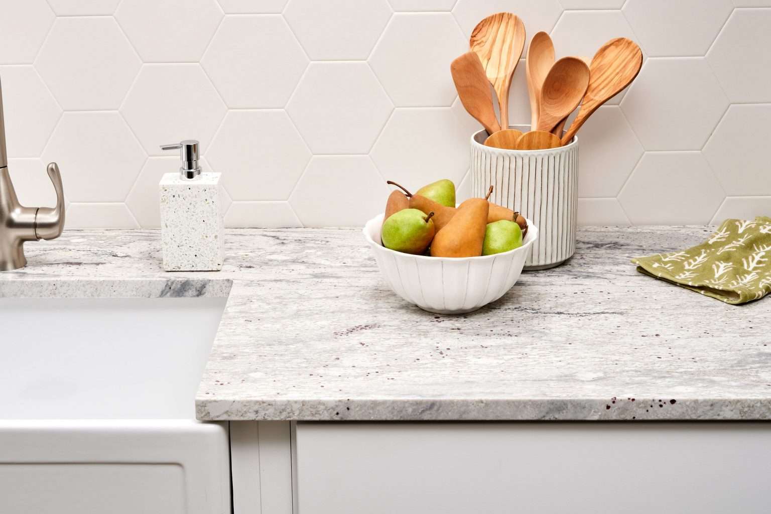WHAT'S THE DIFFERENCE BETWEEN GRANITE AND QUARTZ?