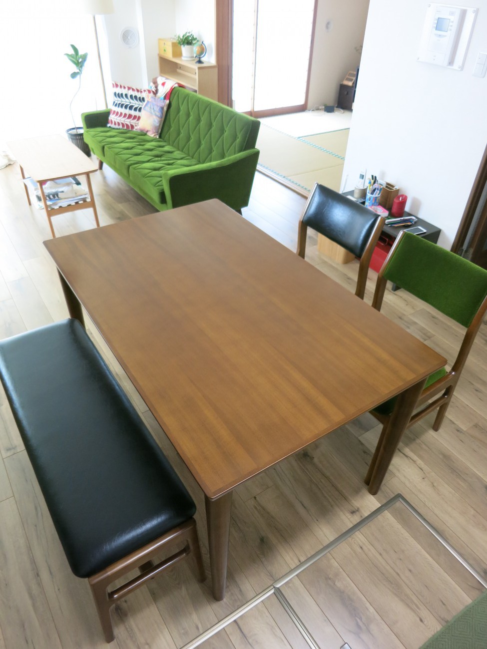 カリモク60 ダイニングテーブル1300、アームレスダイニングチェア 、ベンチ、ロビーチェア3シーター、リビング