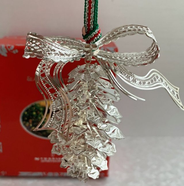 Newbridge Silver Ware Ornament Szyszka Seasons Greetings Dom