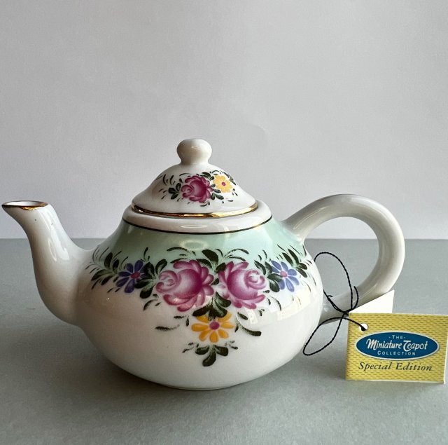 Collectable Porcelain Art ڿڰۣ Miniature Teapot Special Edition ڿڰۣ