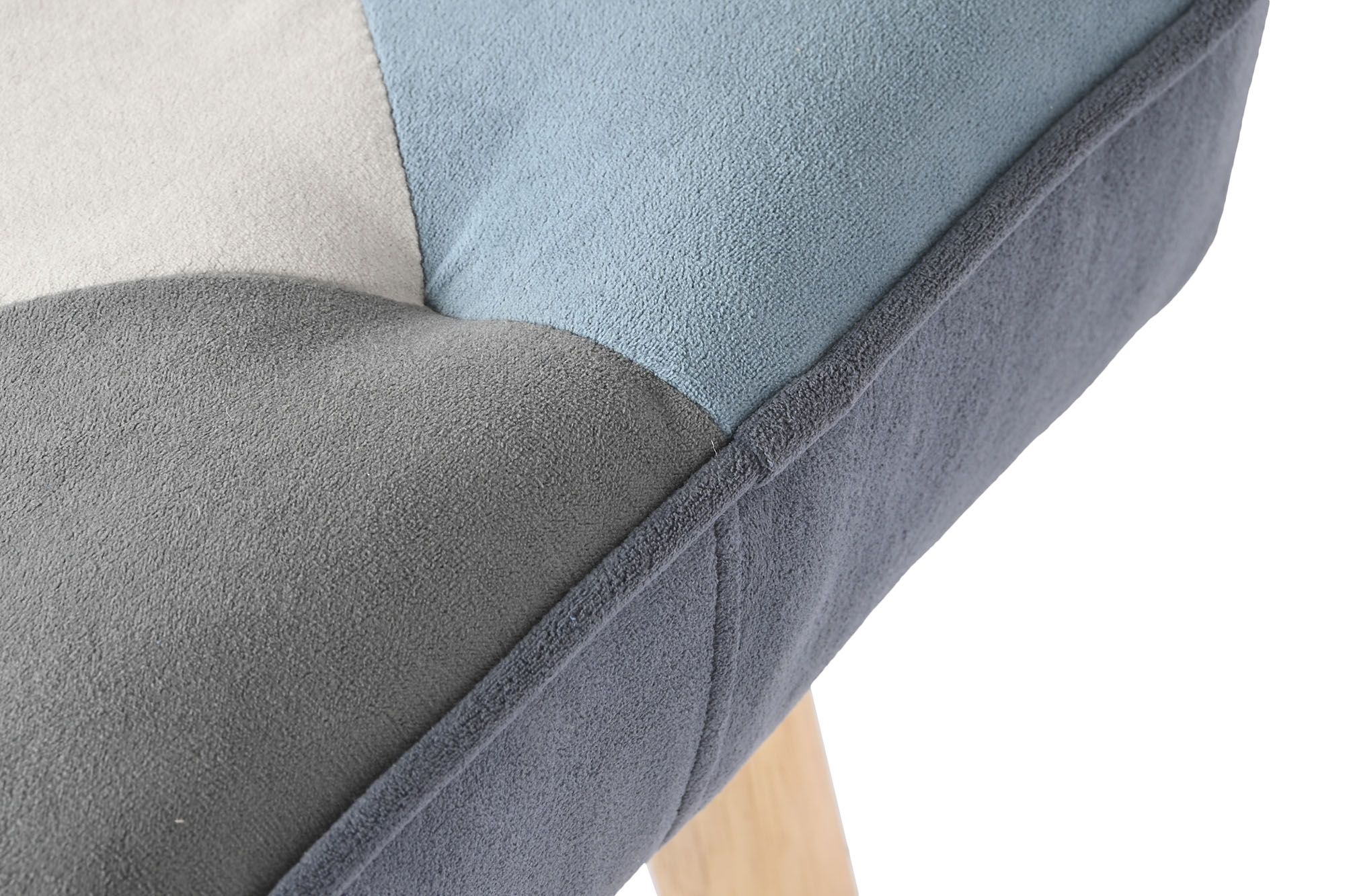 Sillón con puff patchwork en terciopelo suave en tonos azules