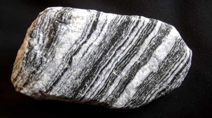 How to pronounce gneiss