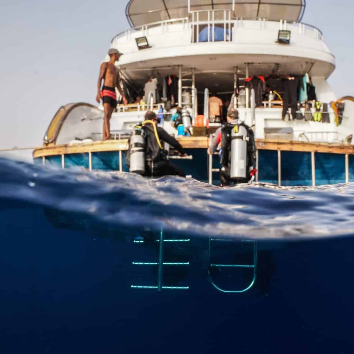 What Is Liveaboard Diving?