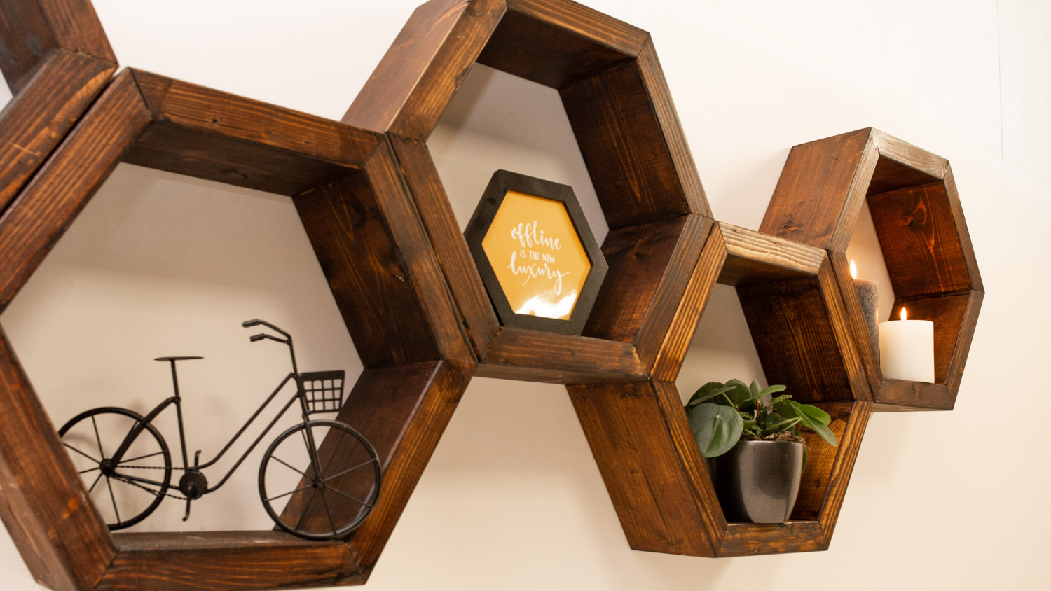Bestel een houten wandplank voor in de kinderkamer gemaakt van duurzaam hout