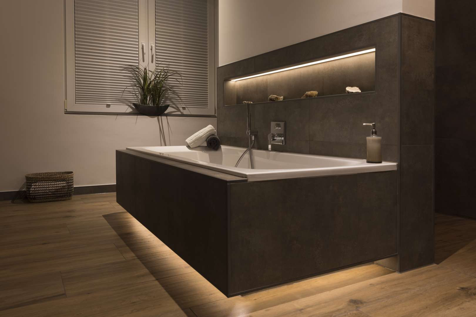 Badezimmer mit Beton & Holzoptik und indirekter