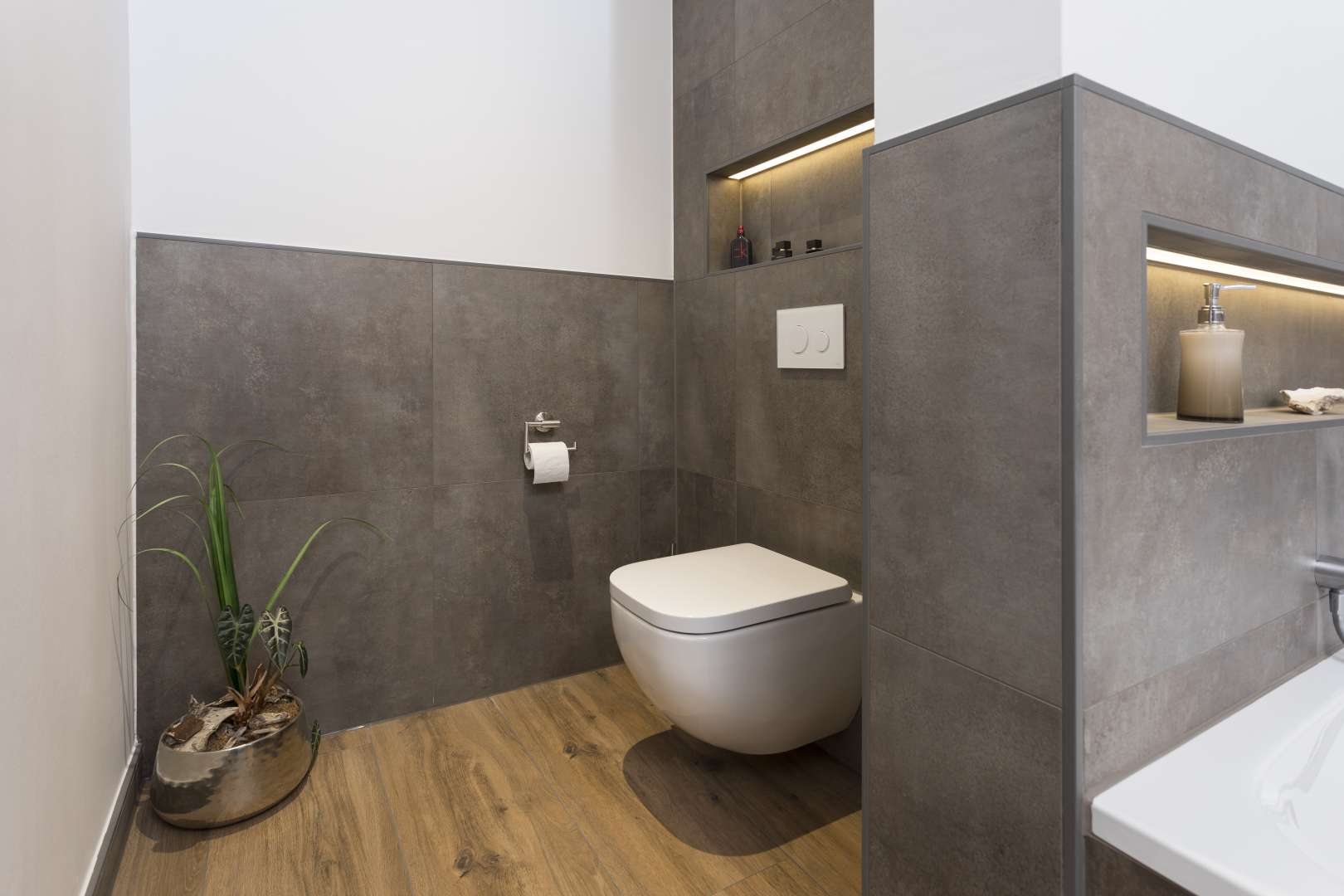 Badezimmer mit Beton & Holzoptik und indirekter Beleuchtung Herr