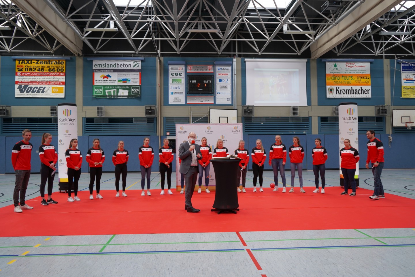 HandballAJuniorinnen des TV Verl tragen sich in das Goldene Buch der