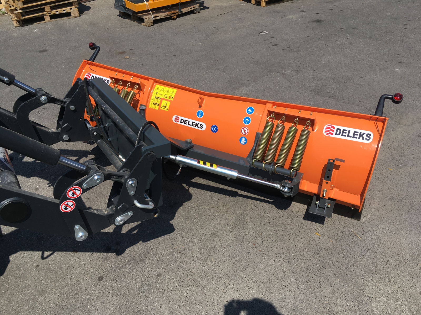 Snowplow for tractor frontend loaders, LN200E