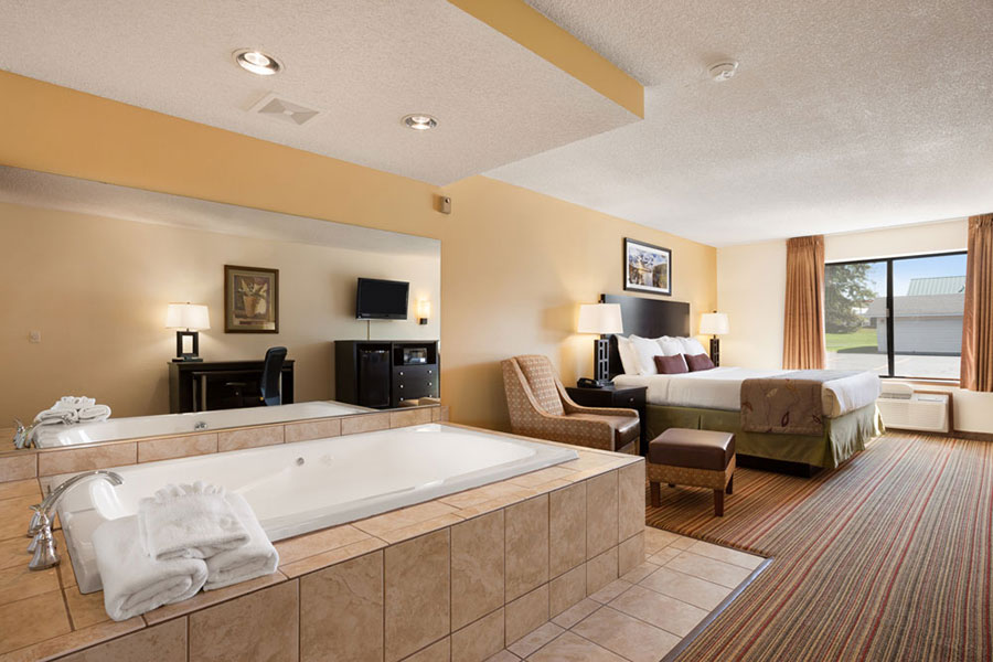JacuzziSuite Ramada by Wyndham Wisconsin Dells