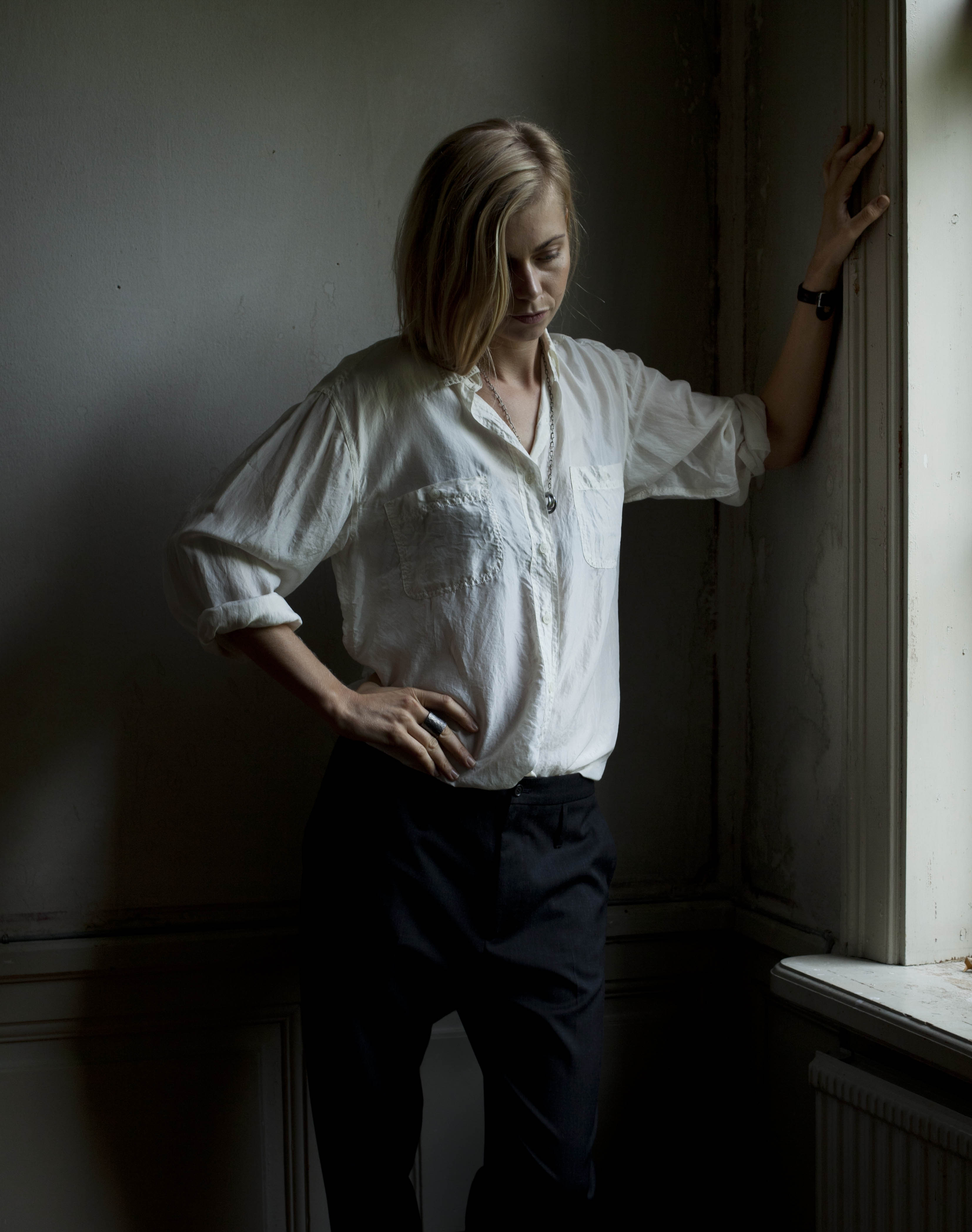 Anna Ternheim am Fenster stehend