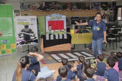 Com teatro e música, Detran-MS leva educação viária para centenas de crianças em ações da Semana Nacional do Trânsito