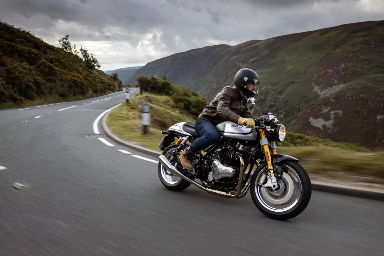 Norton Commando 961 SE Review & Specs Devitt