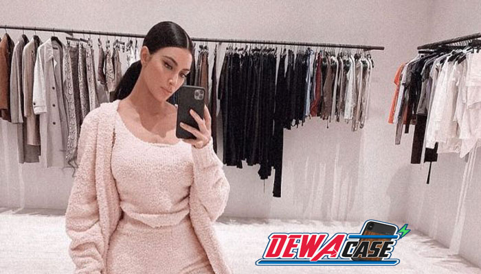 Dibiarkan Tergeletak di Lantai, Harga Tas Kim Kardashian Nyaris Rp1 Miliar