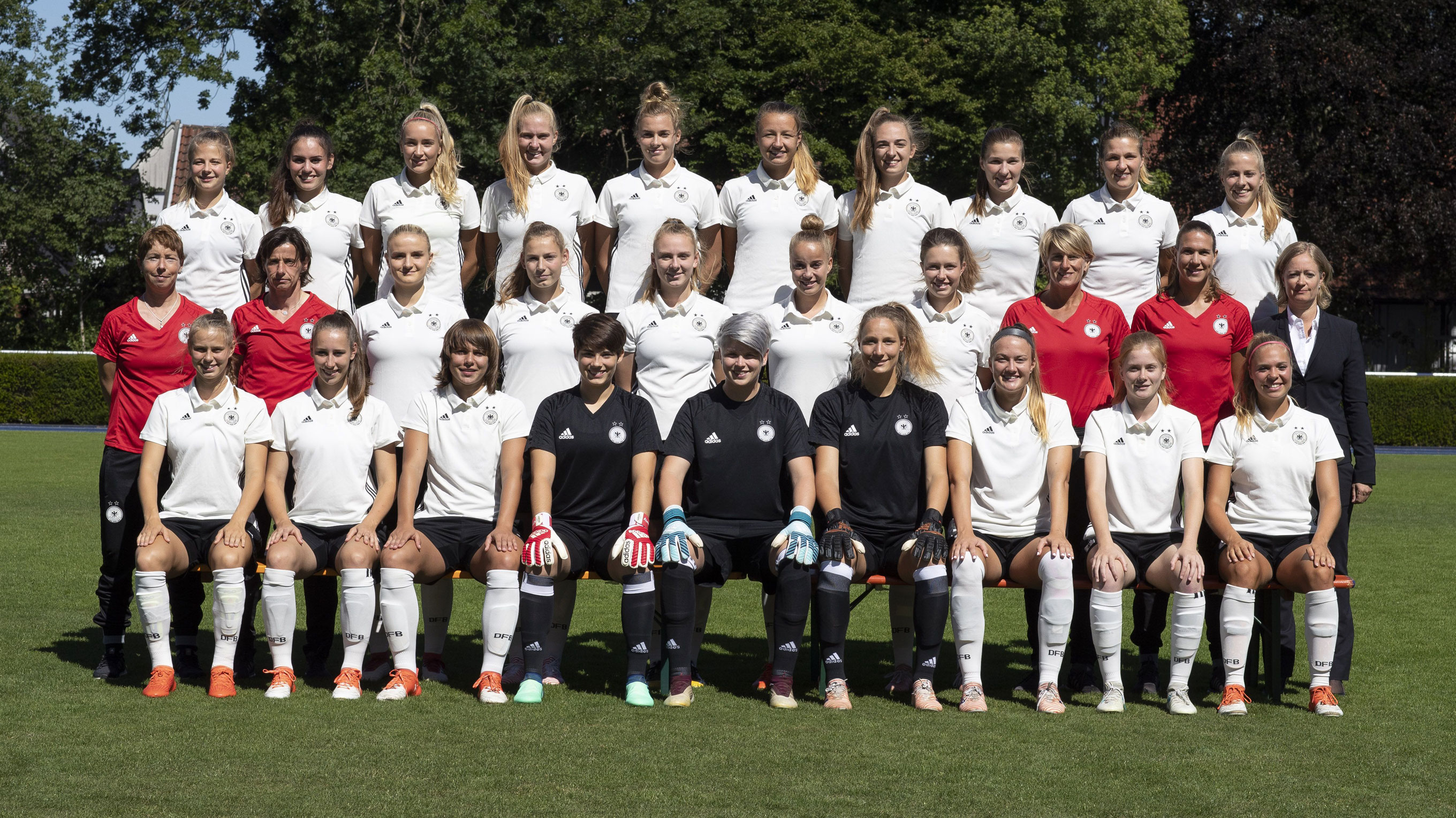 Team und Trainerin U 20Frauen FrauenNationalmannschaften