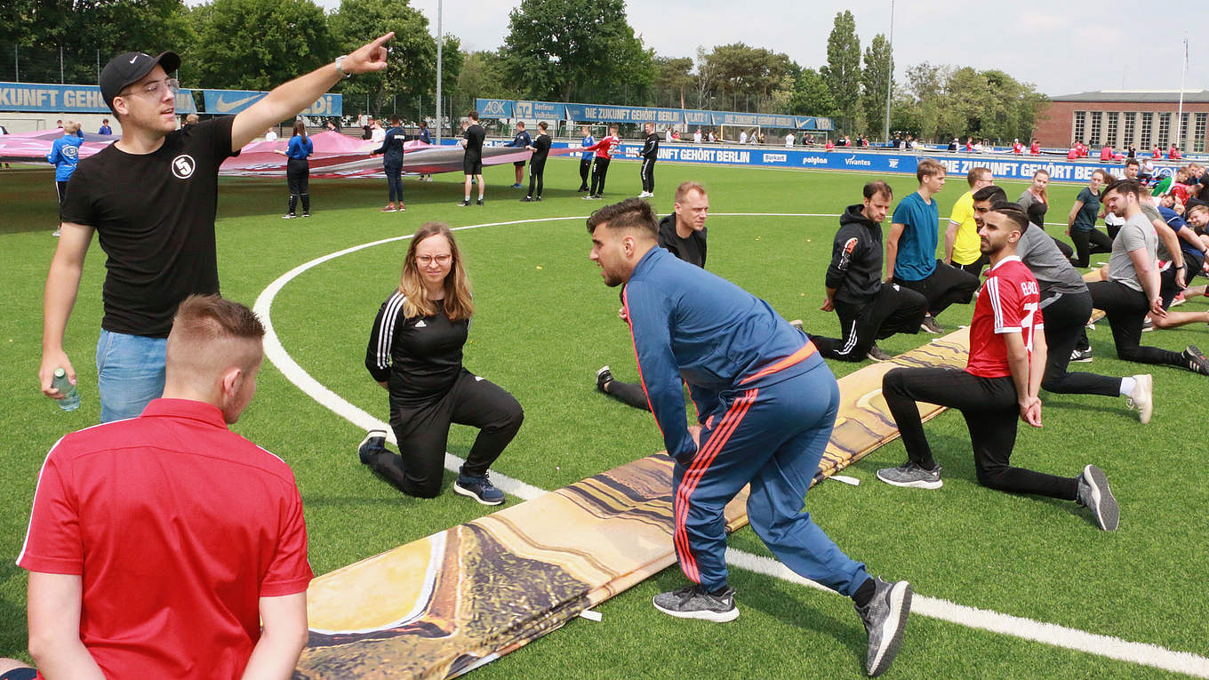 DFBPokalfinale Volunteers proben für den GänsehautMoment DFB