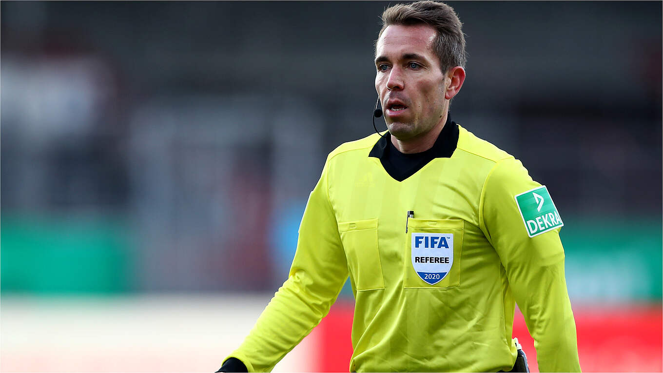 Pokal Stieler pfeift Dortmund vs. Paderborn DFB Deutscher Fußball