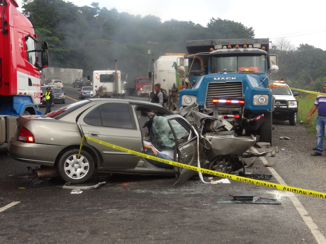 No logran sobrevivir a accidente de autos Día a Día