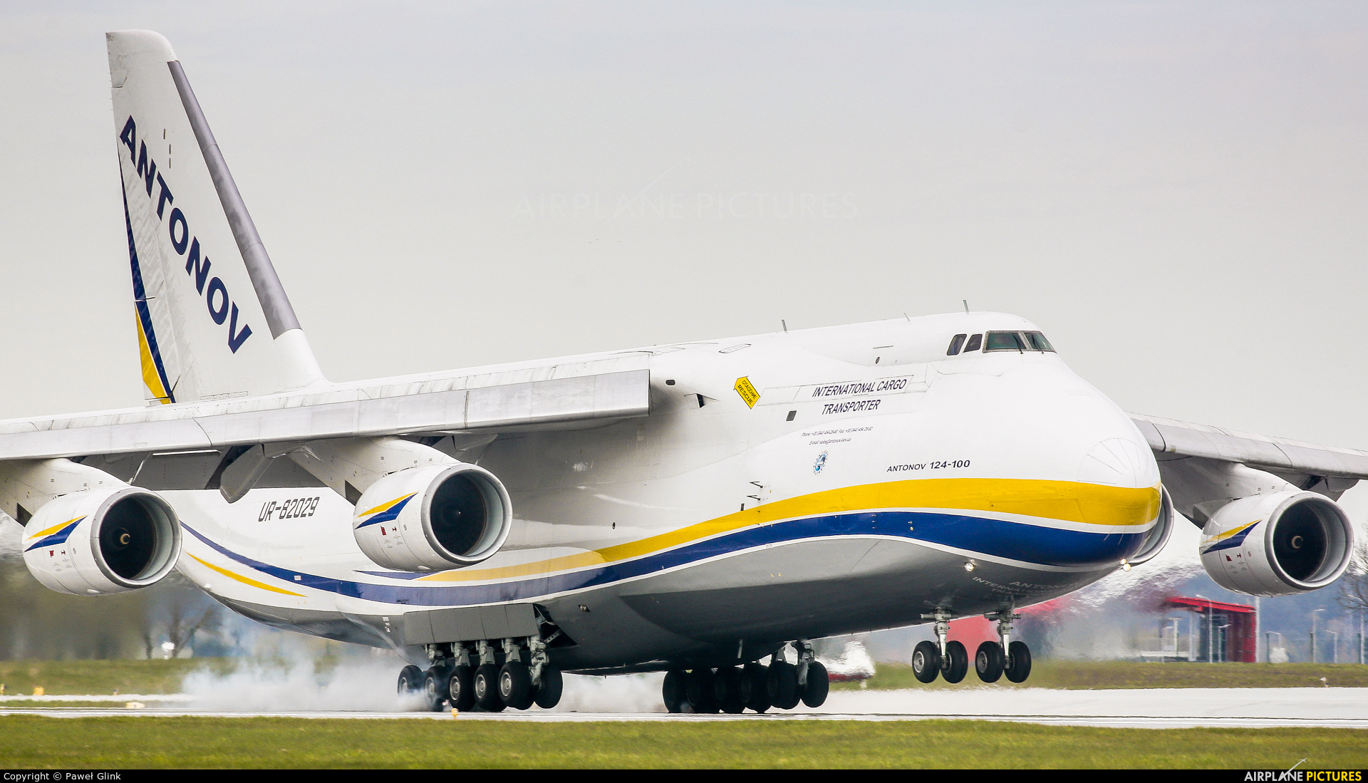 Rusia envía uno de los aviones más grandes del mundo y un
