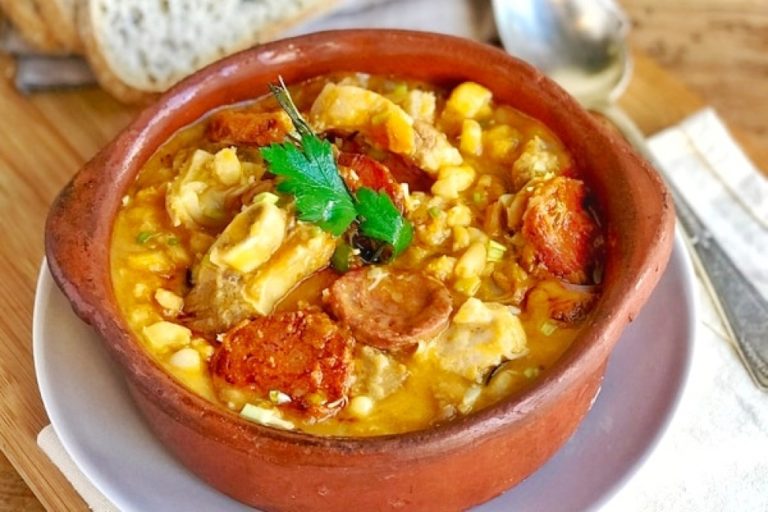 Te contamos la historia del locro patrio, la tradicional comida del 25