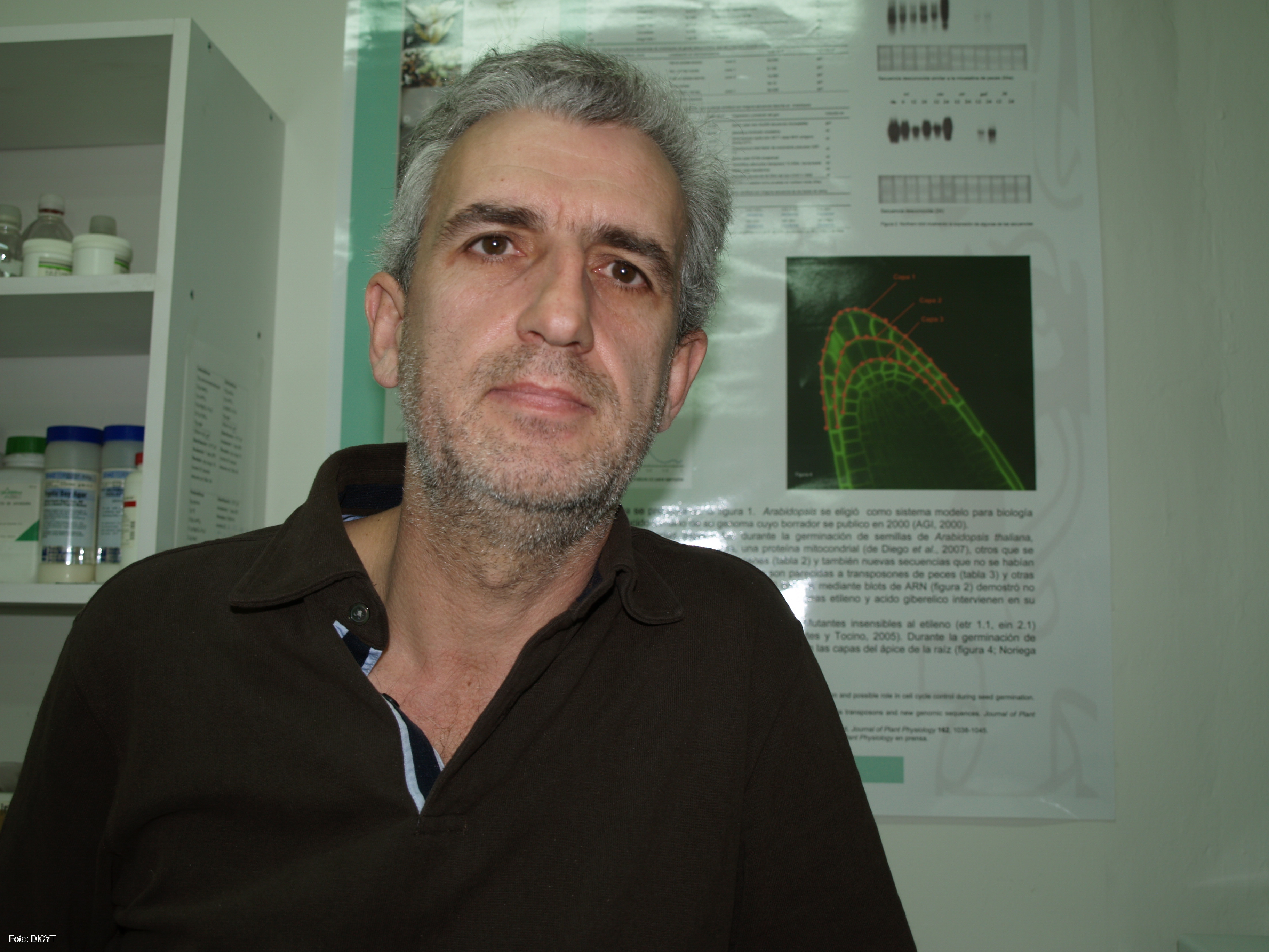 Emilio Cervantes, investigador del Irnasa, junto al póster que explica