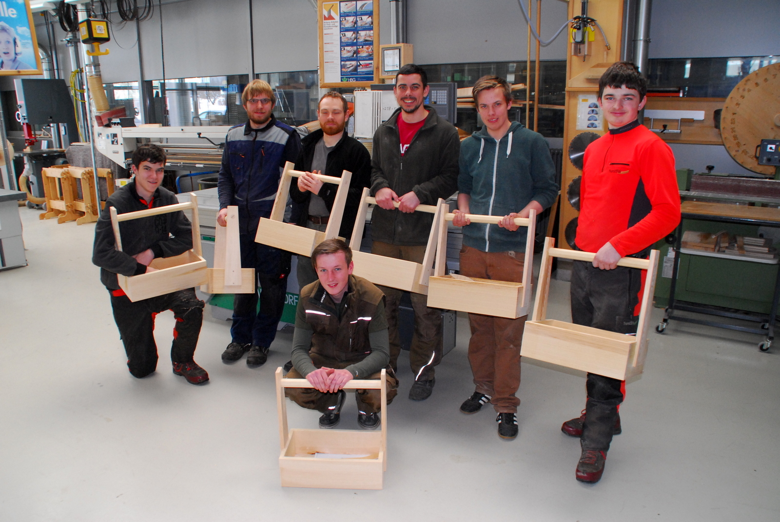 Forstwirte üben sich im Umgang mit Holzbearbeitungsmaschinen die neue