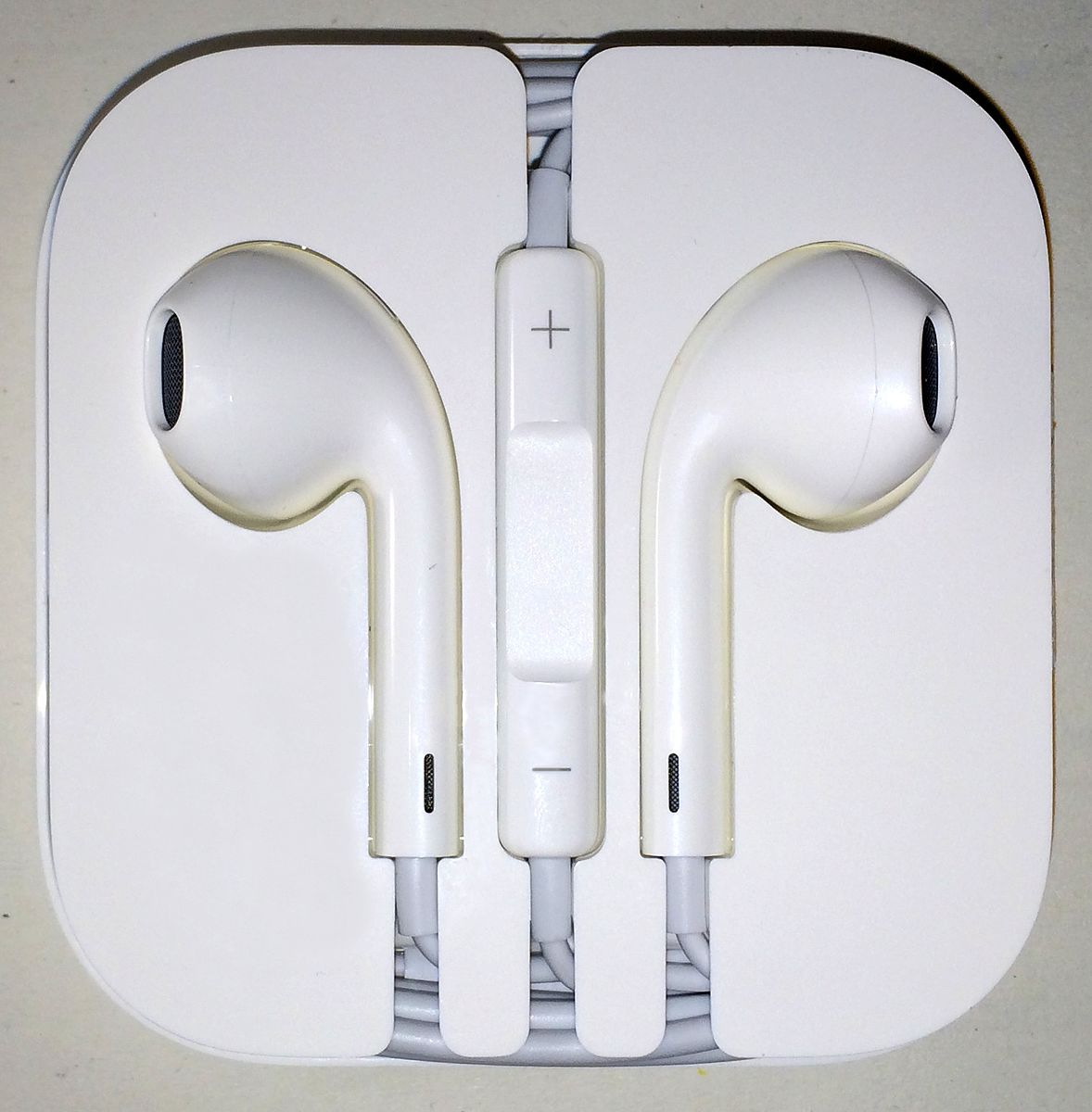 Difference Between EarPods and AirPods Difference Between