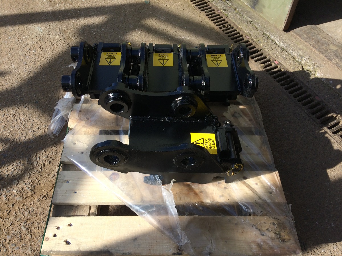 Digger Bidder NEW TAKEUCHI TB125 / TB228 SEMI AUTOMATIC QUICK HITCH