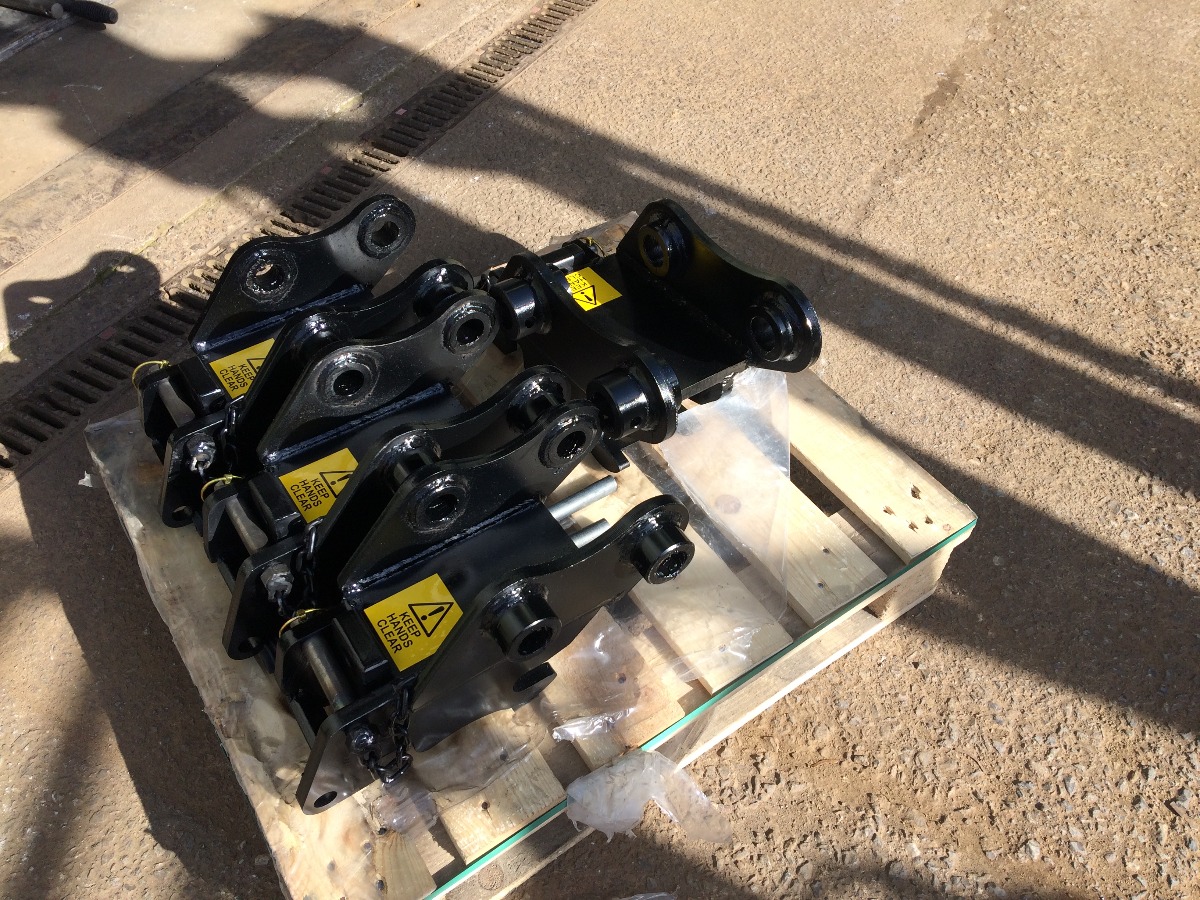 Digger Bidder NEW TAKEUCHI TB125 / TB228 SEMI AUTOMATIC QUICK HITCH