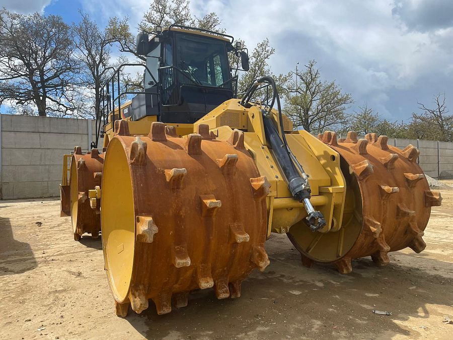Digger Bidder 2020 CAT 836K trash compactor