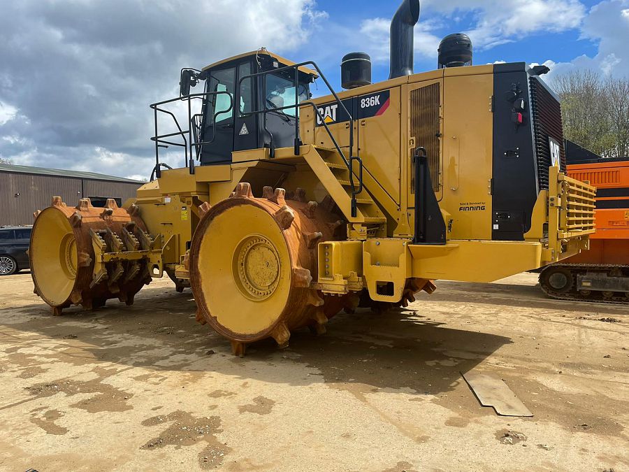 Digger Bidder 2020 CAT 836K trash compactor