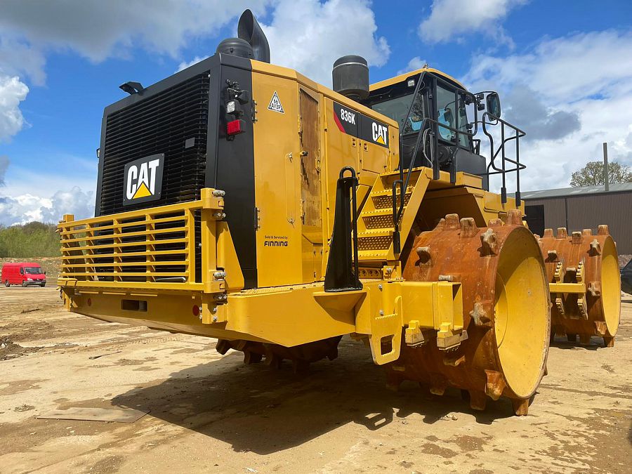 Digger Bidder 2020 CAT 836K trash compactor