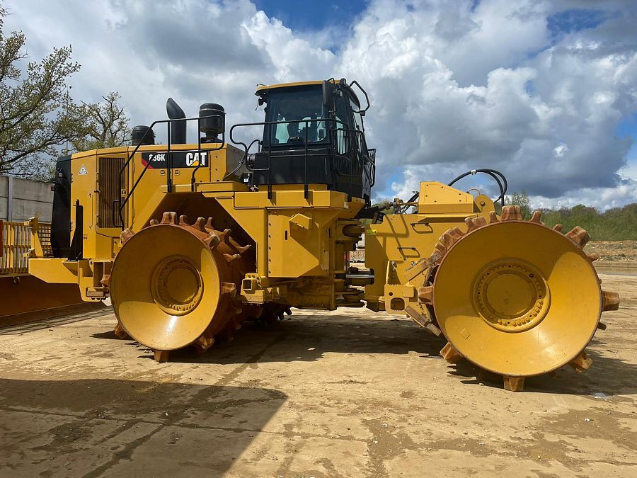 Digger Bidder 2020 CAT 836K trash compactor