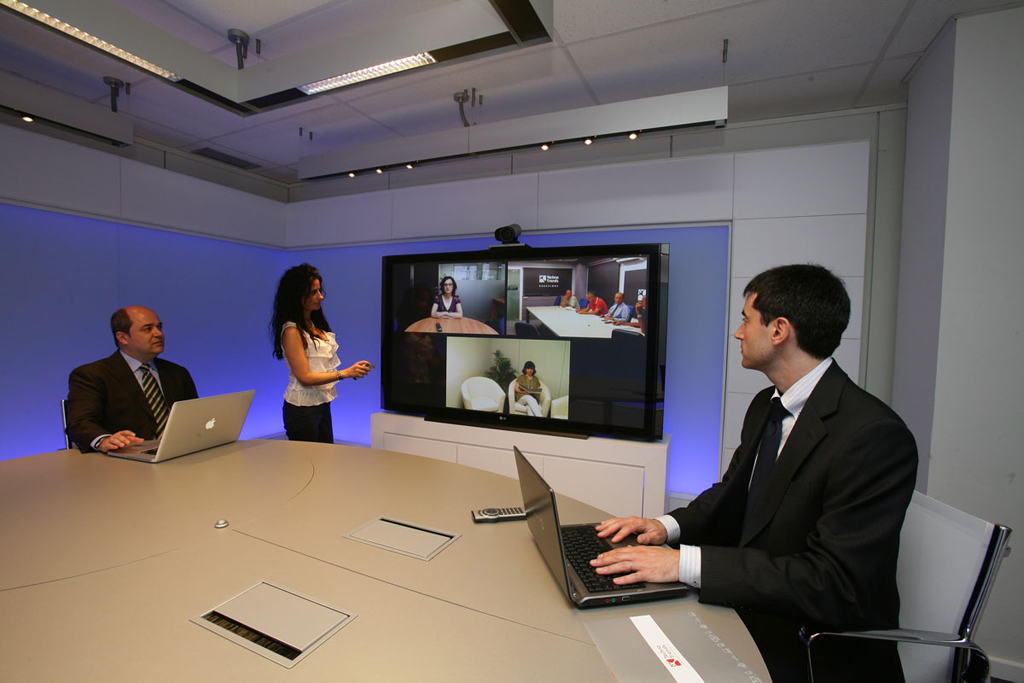 Famosa instala equipos de telepresencia y videoconferencia de Techno Trends