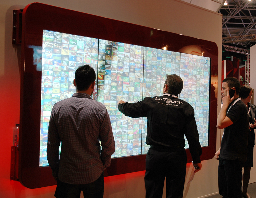 Alfred Lozano destaca la clara apuesta de Sharp por el digital signage