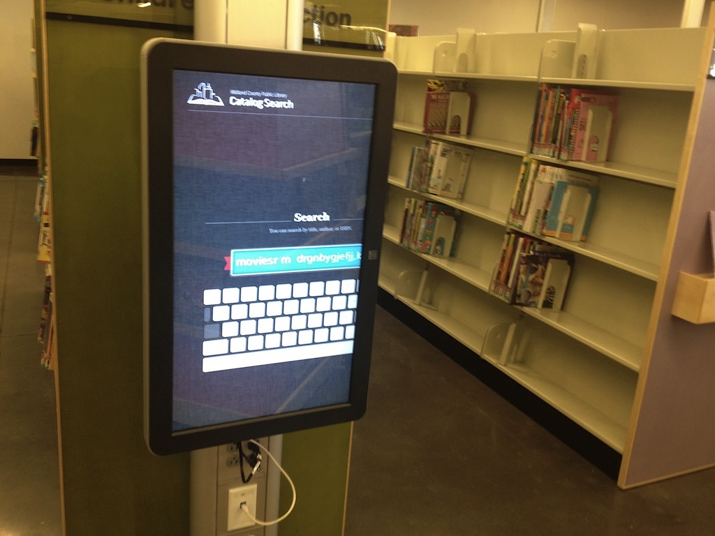 The book and the environment digital interactive coexist in a library