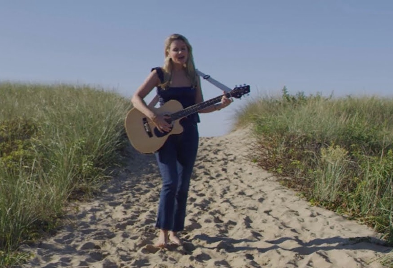 Review Elizabeth Lyons delights on 'Ever Since The Day We Met' music