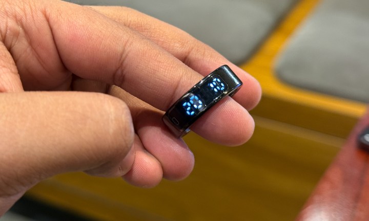 Seeing time on Pebble Halo smart ring.