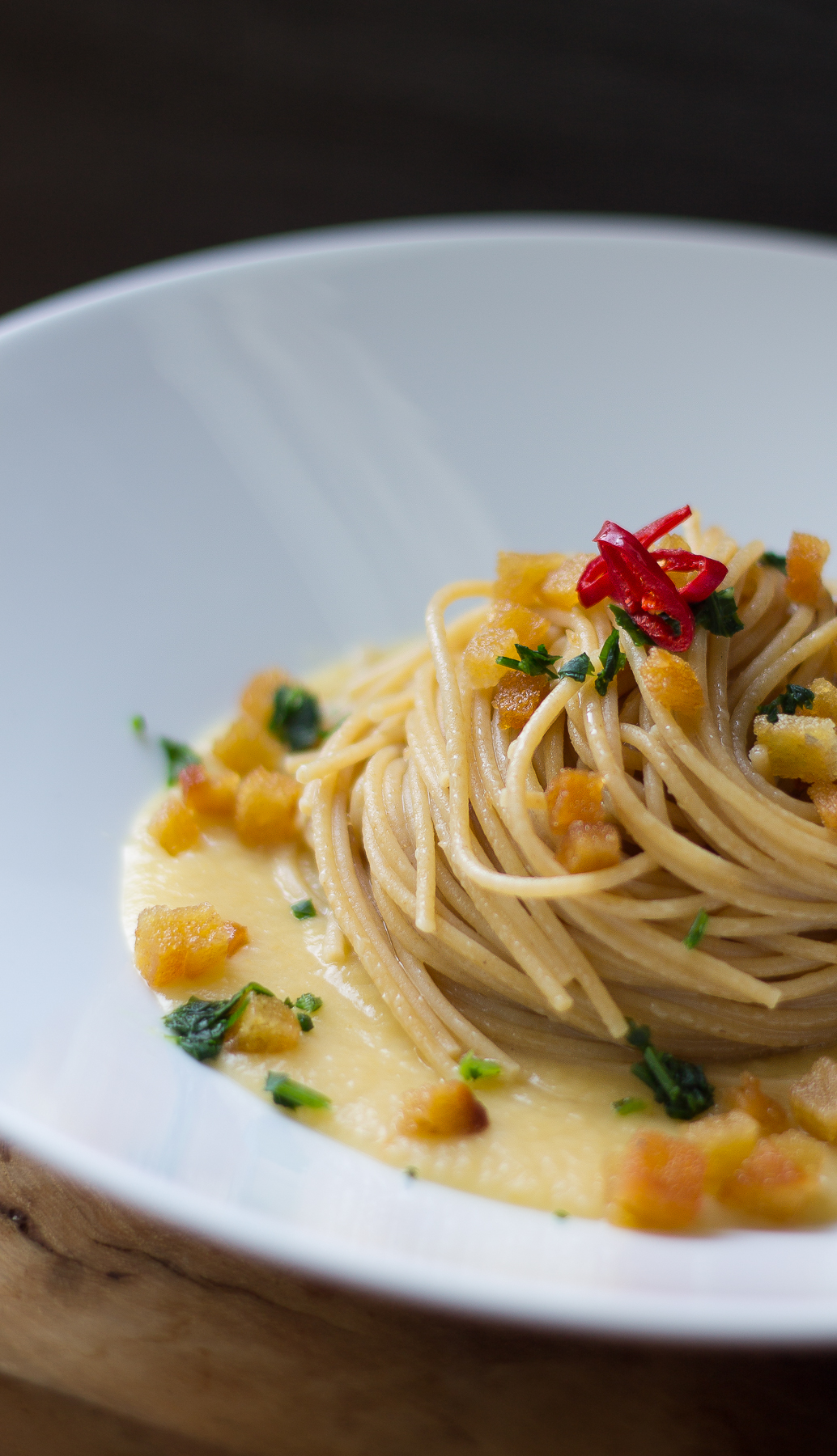 Pasta amore e fantasia (pasta aglio, olio e peperoncino su crema di