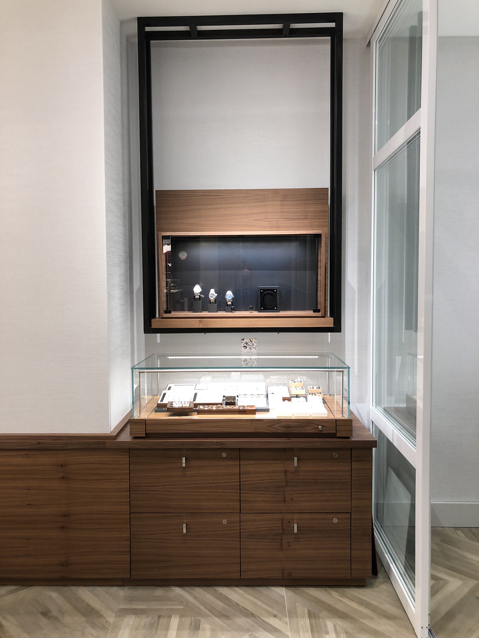 Different Types of Display Cases in Retail Display Craft