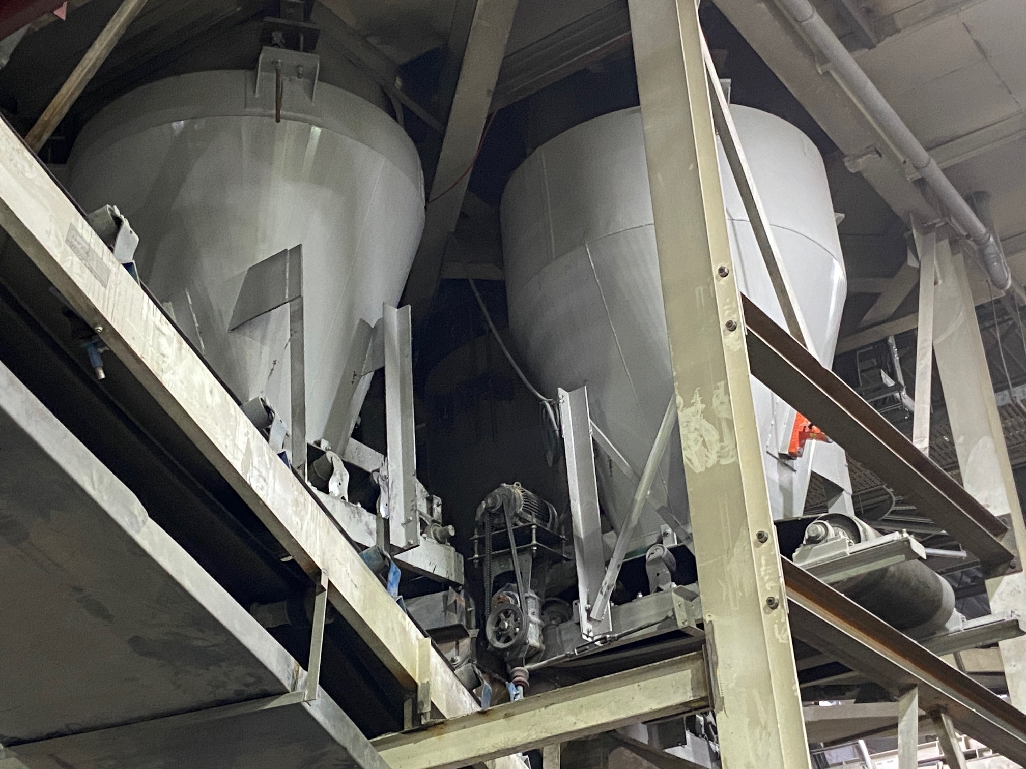 Aggregate Bins 32600 Used concrete equipment