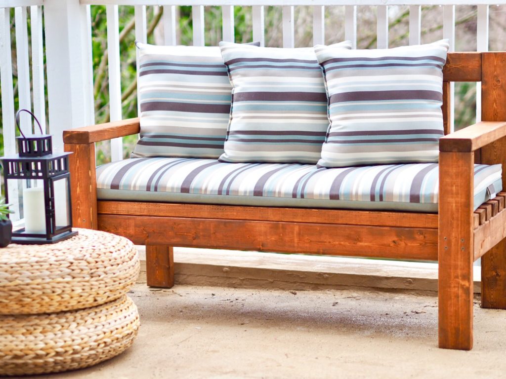 DIY outdoor seating wood bench patio deck furniture DIY Montreal