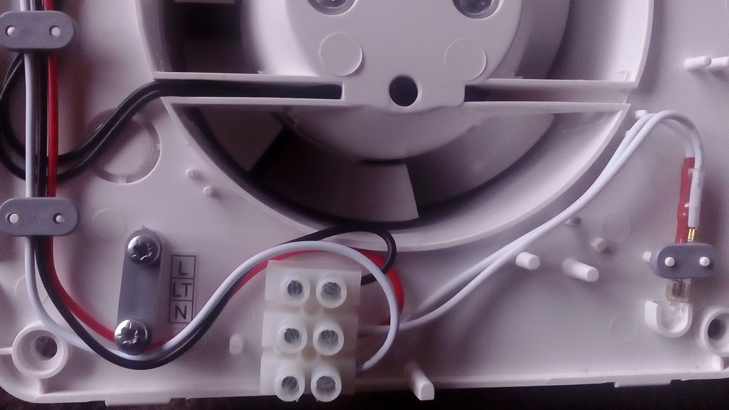 Can Vents 100 MTHK Humidistat Extractor Fan be wired to normal plug