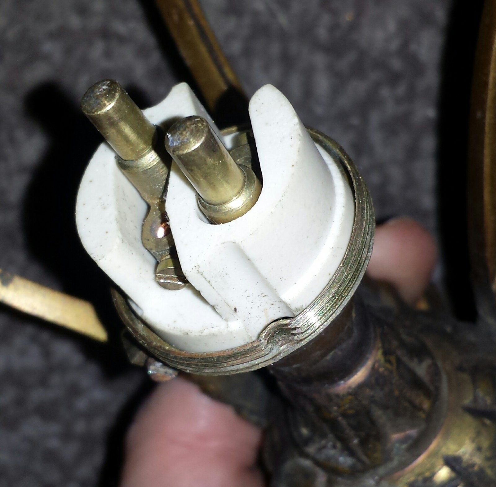 light fitting 90° out of line?! DIYnot Forums