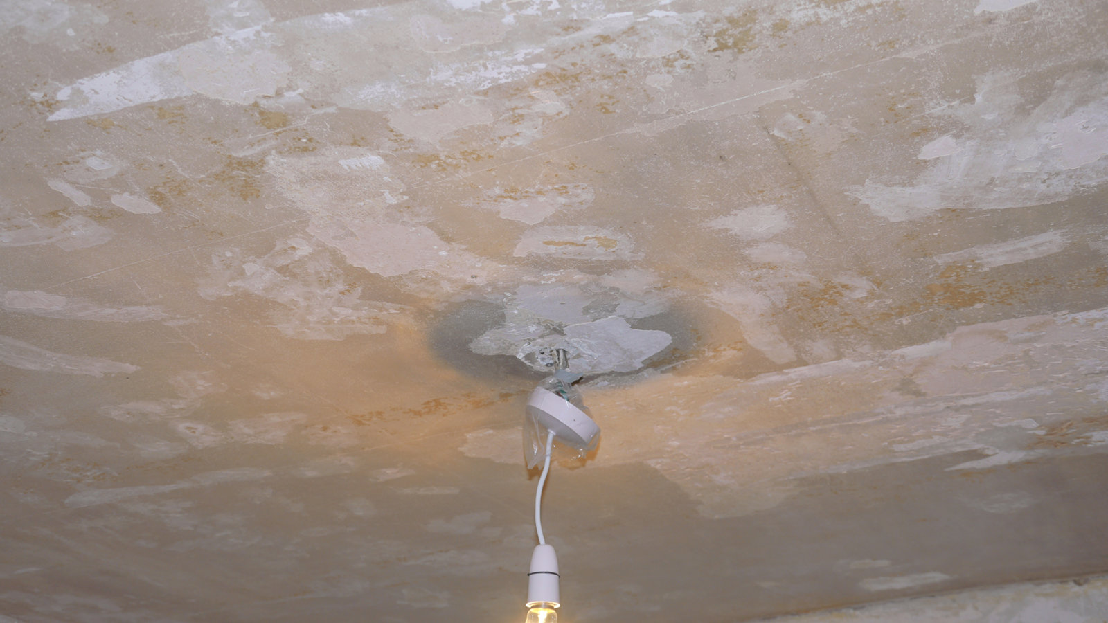 Skimming over old flaky painted ceiling? | DIYnot Forums
