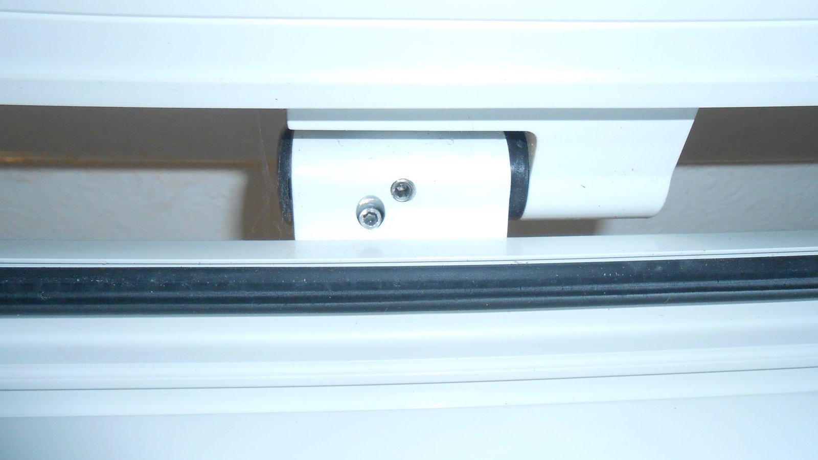 Quick help how to lift this door off its hinges this morning